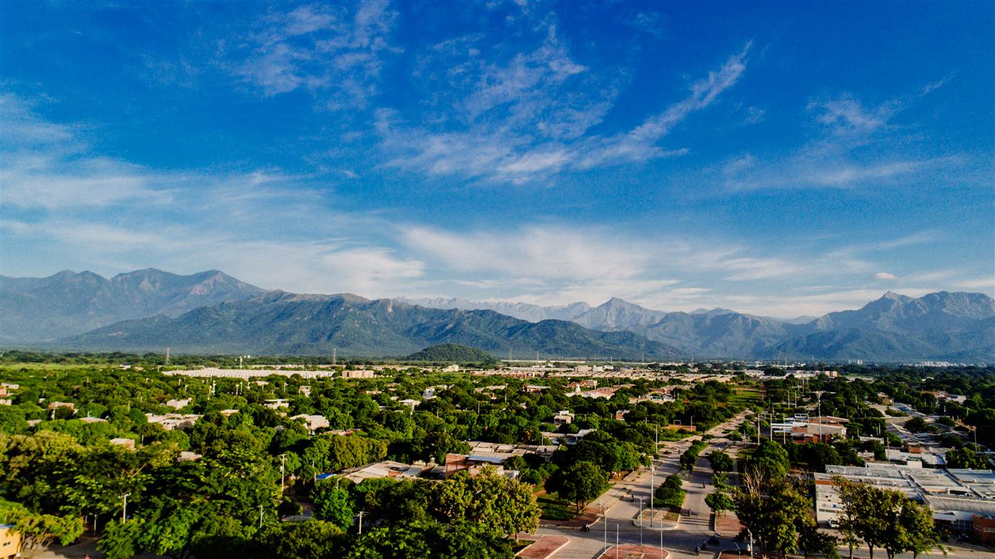 Panorámica de Valledupar con la Sierra Nevada al fondo